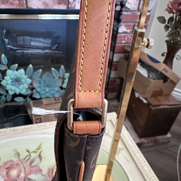 Louis Vuitton Musette Tango Monogram Canvas Shoulder Bag – Authentic - Picture 7 of 9